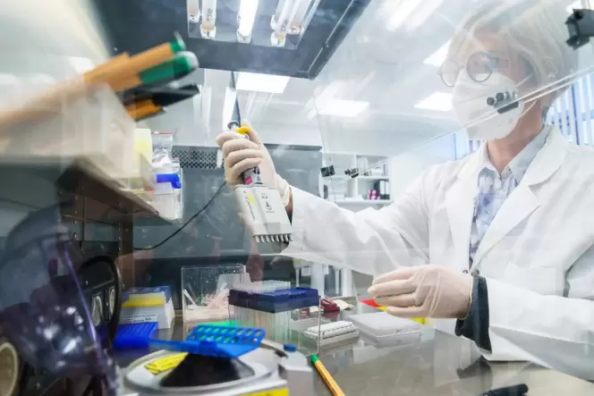 In Laboren wie diesem in Ingelheim werden Proben von positiv getesteten Corona-Patienten sequenziert, um Mutanten des Virus auf