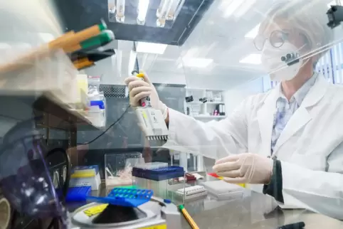 In Laboren wie diesem in Ingelheim werden Proben von positiv getesteten Corona-Patienten sequenziert, um Mutanten des Virus auf 
