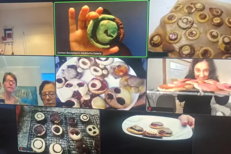 Blick in die K&uuml;chen m it den kunsthistrorischen Backergebnisse der Webinaristen. 