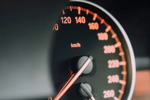 Maximal 60 Kilometer pro Stunde dürfen Autofahrer künftig auf einem Abschnitt der B9 fahren.
