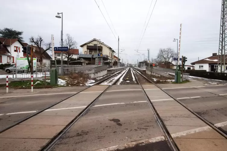Unfallort: Bahnübergang in Lingenfeld. Am späteren Vormittag waren Straße und Bahnstrecke wieder frei.