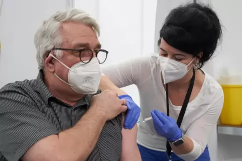 Michael Lingscheidt erhält als erster Rheinland-Pfälzer den Impfstoff von Astrazeneca. Doch damit gibt es andernorts erste Probl