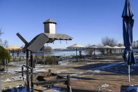 Der Gastronomiebereich am Silberseestrand bietet im Winter einen traurigen Anblick.