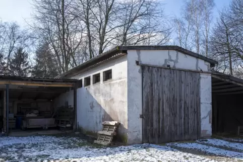 Das Gebäude am Ortsausgang erinnert noch an den Bergbau. Darin waren einst ein Büro, Umkleiden und ein Mannschaftsbad eingericht
