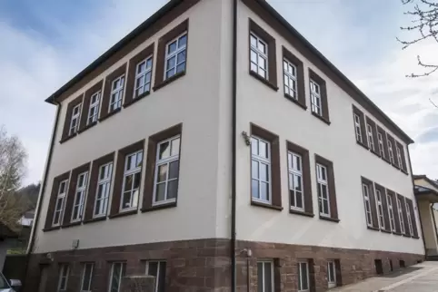 Die alte Schule in Queidersbach würde einem Medizinischen Versorgungszentrum genug Platz bieten, meinen Vertreter der Ortsgemein