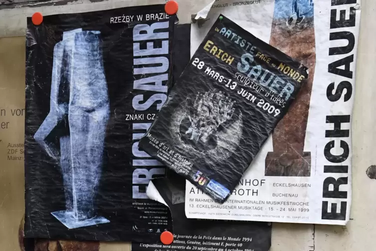  An der Ateliert&uuml;r h&auml;ngen alte Ausstellungsplakate.