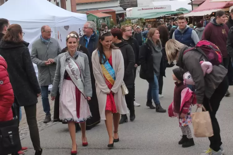  Marktgräfin Jasmin Klein (links) und Rosenkönigin Annika Allgeier beim Rundgang über den Grumbeeremarkt 2019. 