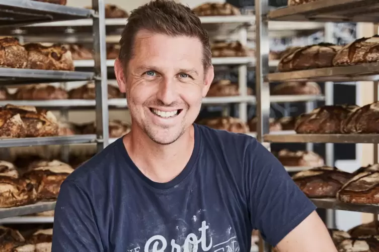 Chef Sebastian D&auml;uwel liebt sein Walnussbrot &ndash; mit Butter und Honig. 
