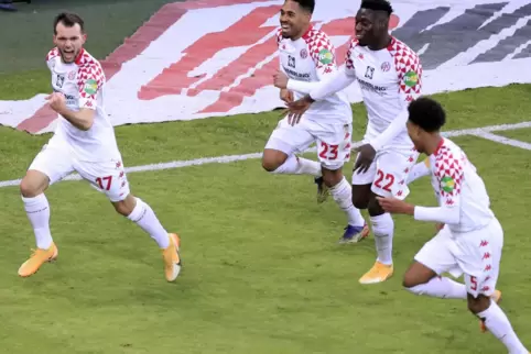 Gleich haben sie ihn: Jean-Paul Boetius, Danny da Costa und Phillipp Mwene (von rechts) jagen den Torschützen Kevin Stöger.