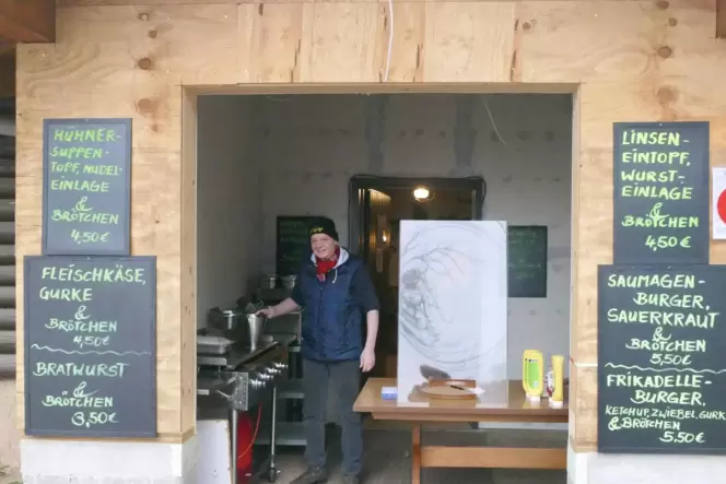 Franz-Josef Hilfer bietet in der Schwanheimer PWV-Hütte einen Imbiss zum Mitnehmen an. Franz-Josef Hilfer bietet in der Schwanheimer PWV-Hütte einen Imbiss zum Mitnehmen an.