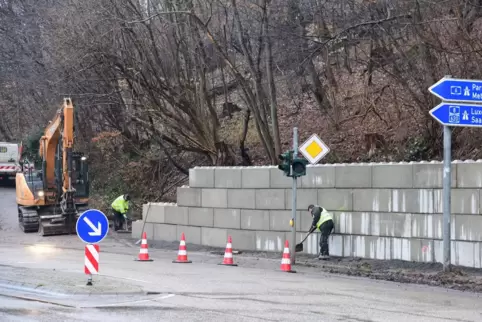 Die Betonquader sichern den Hang an der Landstraße unterhalb der Autobahnbrücke.