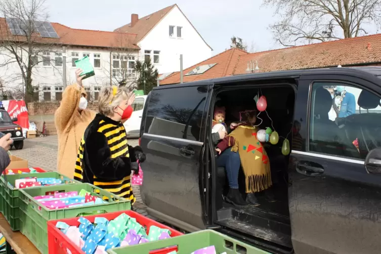Die Tüten stehen bereit: In der Fahrgasse bekommen die Kinder ihre Karnevals-Überraschung. 