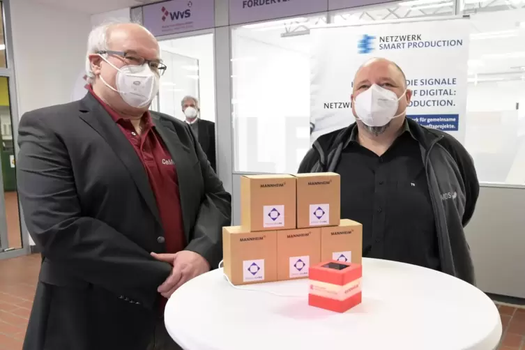 Erste Lieferung: Matthias Rädle (links), Leiter des Kompetenzzentrums CeMOS, und Thomas Schäfer, der Erfinder des Mannheim-Cube.