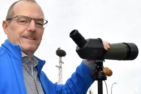 Manfred Sauter liest mit dem Fernrohr die Ringnummern der Störche auf dem Gelände der Firma Trautz in Lachen-Speyerdorf ab. 