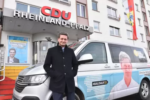 Christian Baldauf vor seinem Wahlkampfbus, mit dem er wegen der Pandemie aber nicht so viel unterwegs sein kann, wie er es eigen