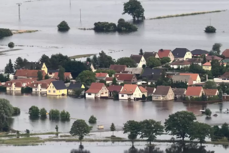 Hochwasser an der Elbe im Jahr 2013: Der Ort Fischbeck in Sachsen-Anhalt wurde überflutet, weil der Deich brach. 