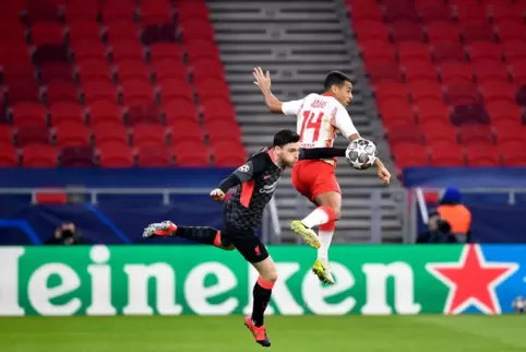 Andy Robertson (l) von Liverpool und Tyler Adams von Leipzig kämpfen um den Ball. 