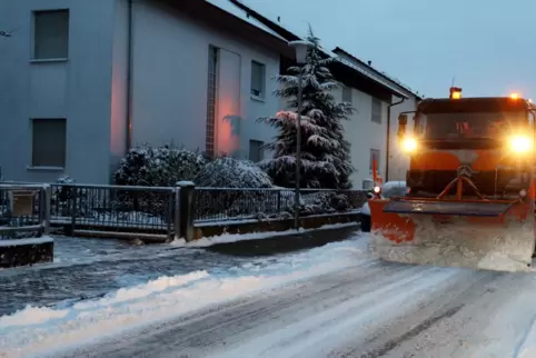 Gesucht wird ein orangefarbenes Streufahrzeug. 