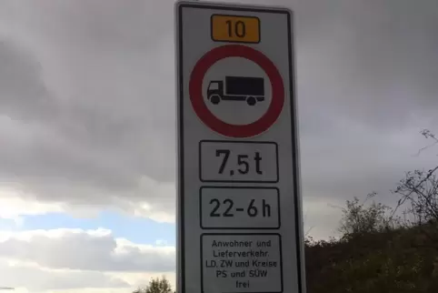 Nachts dürfen nur Anlieger die B10 mit Lastwagen über 7,5 Tonnen befahren. 
