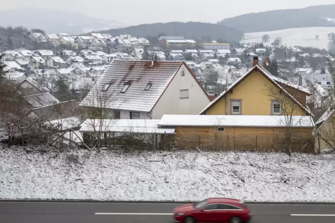Die Autobahn 62 bei Glan-Münchweiler liegt nicht weit von Wohnhäusern entfernt. Die Autobahn 62 bei Glan-Münchweiler liegt nicht weit von Wohnhäusern entfernt.
