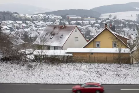 Die Autobahn 62 bei Glan-Münchweiler liegt nicht weit von Wohnhäusern entfernt.