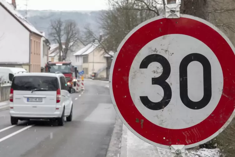 Ein Baustellenschild in Medard als Vorbote? Auf der Ortsdurchfahrt soll k&uuml;nftig regul&auml;r Tempo 30 gelten.