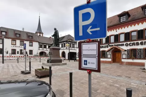 Auf dem Marktplatz gibt es jetzt zwei Kurzzeitparkplätze.