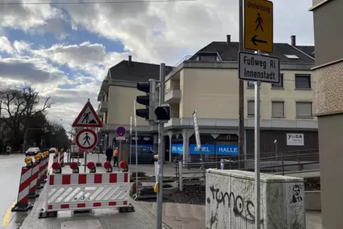 Kein Durchkommen: Radler und Fußgänger müssen auf die andere Seite ausweichen. Kein Durchkommen: Radler und Fußgänger müssen auf die andere Seite ausweichen.