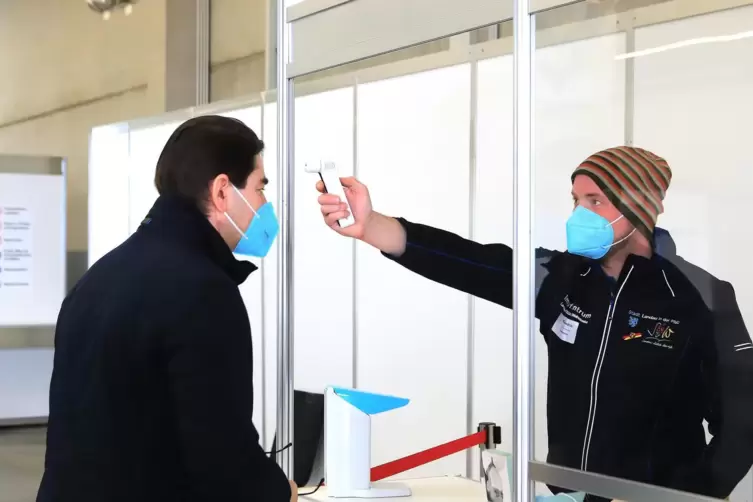 Der Fieber-Check am Eingang ist obligatorisch. Hier Kontrolliert Dennis Bein die Temperatur bei Oberb&uuml;rgermeister Thomas Hirsch.