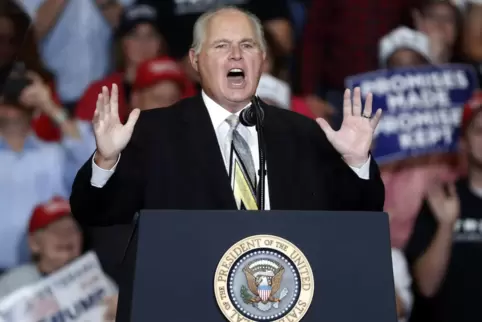 Der Radiomoderator Rush Limbaugh bei einer Wahlkampfveranstaltung des ehemaligen US-Präsidenten Trump. 