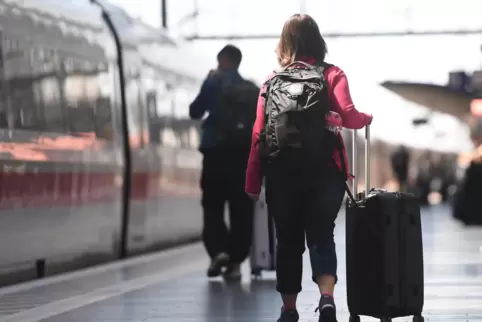 Wegen der Corona-Pandemie nutzen derzeit deutlich weniger Reisende die Bahn, auch das macht dem Konzern zu schaffen.