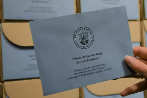 Zurzeit werden die Wahlbenachrichtigungen an alle Wähler verschickt. Darin gibt es dann auch Hinweise zur Briefwahl. 