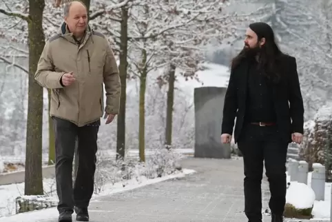 Joshua Müller (rechts) beschreibt sich als Antifaschisten. Deshalb ist es für den Linken-Landtagskandidaten, hier im Gespräch mi