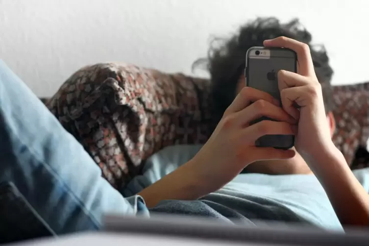 Durch den Lockdown fl&auml;zen sich mehr Kinder und Jugendliche aufs Sofa und daddeln. 