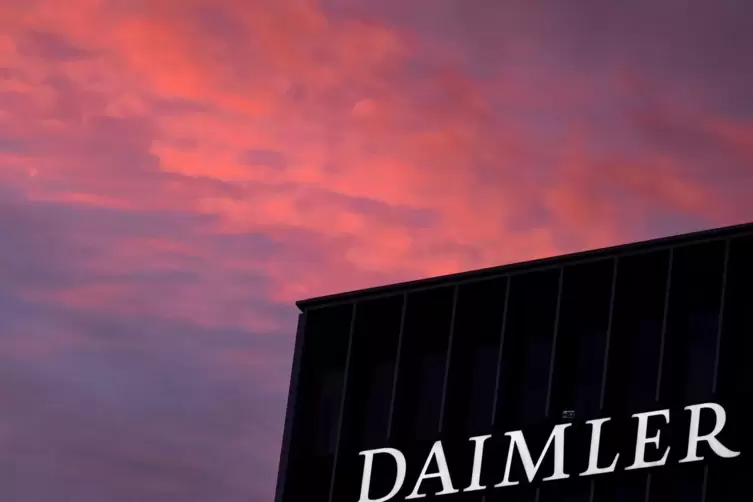 Morgendämmerung über der Zentrale des Daimler-Konzerns in Stuttgart.