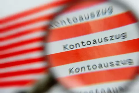 Die Bankauszüge regelmäßig zu kontrollieren, ist ein erster wichtiger Schritt.
