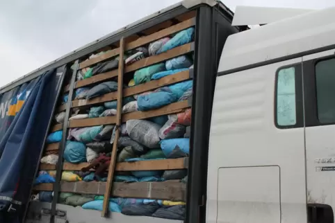 Diese Bild bot sich den Polizeibeamten bei der Lkw-Kontrolle am Parkplatz Steinbach. 