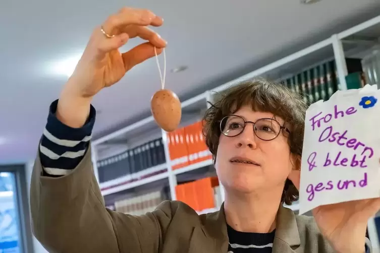 Brigitte Heck will unseren Alltag bewahren, dazu geh&ouml;rt auch dieser Ostergru&szlig; an die Gro&szlig;eltern aus der Ferne. 