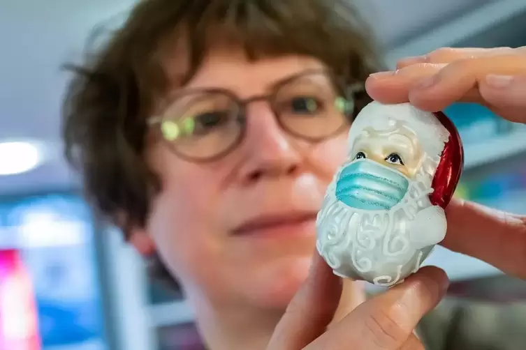 Auch einen Christbaumanh&auml;nger im Corona-Design hat Brigitte Heck bekommen. 