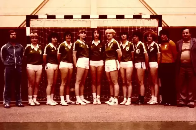 In der Mannschaft der weiblichen A-Jugend beim TV Kirrweiler hatte Rita Matt die Trikotnummer 2. Trainer war damals G&uuml;nther Hoff