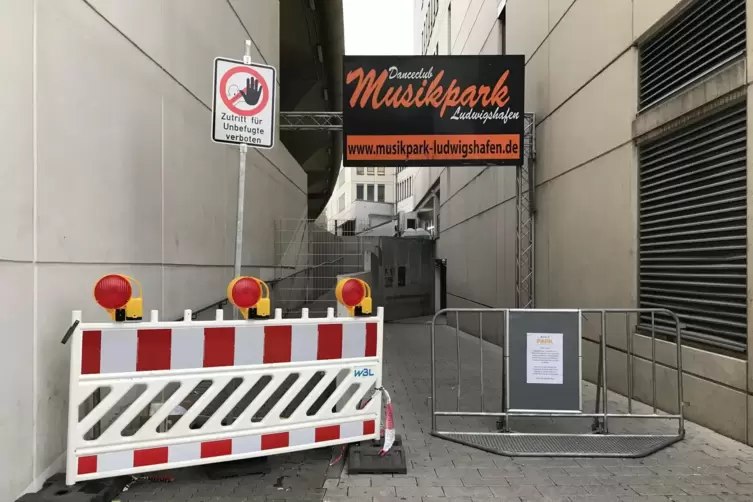 Statt bis zu 2500 Gästen an Wochenenden derzeit kein Durchkommen: Musikpark-Eingang.