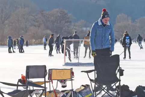 Hunderte Eisläufer tummelten sich am vorigen Wochenende auf den gefrorenen Hochwasserwiesen zwischen Webenheim, Einöd und Bierba