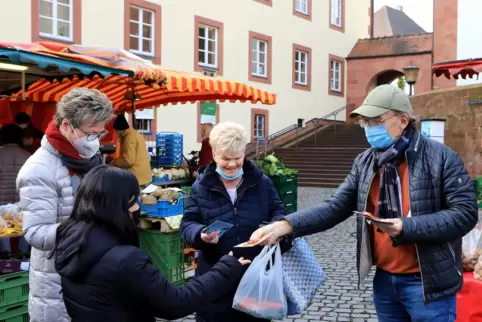 Immer ran ans Volk: Thomas Weiner im Gespräch mit Bürgern auf dem Annweilerer Wochenmarkt am Freitagvormittag. 
