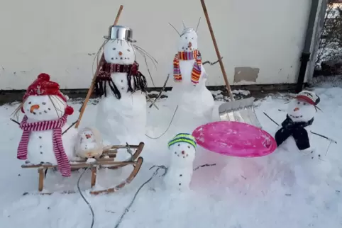 Familienfoto mit Topfhut-Bernd, Schneebaby und Katze (rechts vorne, gut getarnt): Das Siegerbild der Kinder- und Teenie-Kategori