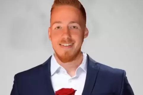 Patrick Bömicke verteilt als FCE-Bachelor 2021 auf Instagram Rosen.