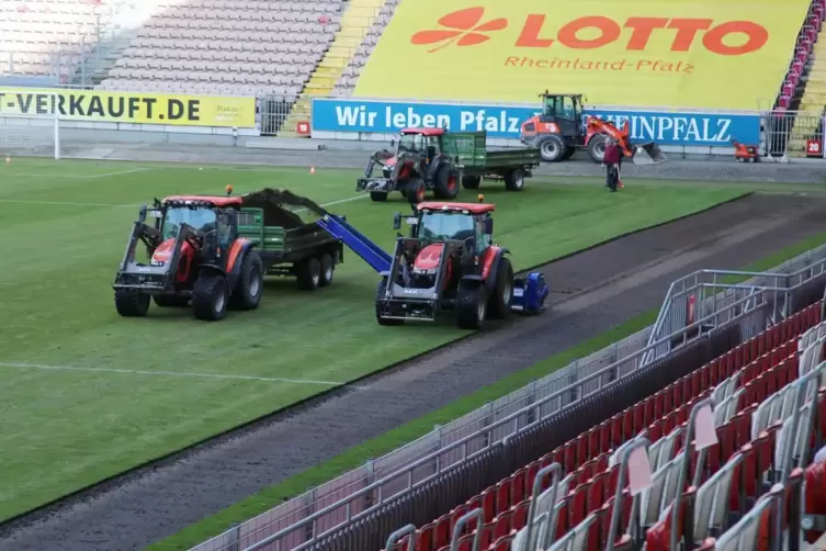 Seit Freitag wird der Rasen im Fritz-Walter-Stadion ausgetauscht. 