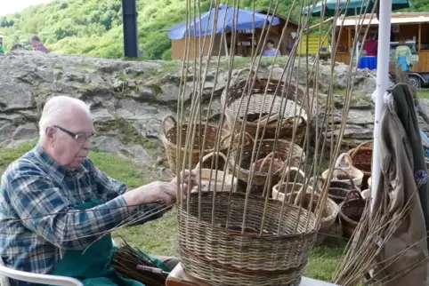 Ein Korb mit farbigem Muster entsteht: Erich Mohr beim Burgfrühling 2017. 