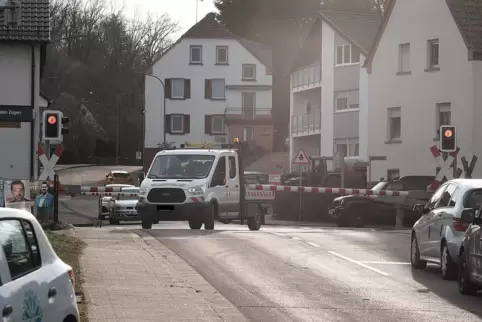 Lebensgefährlich: Autos fahren bei geschlossener Schranke über die Gleise.