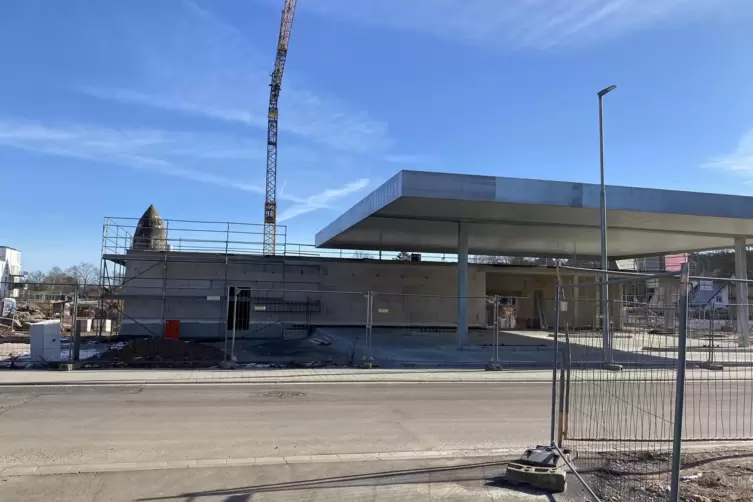 Auch eine Tankstelle entsteht auf dem fr&uuml;heren Gel&auml;nde des Eisenbahnausbesserungswerks. 