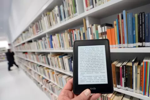 Boomt in der Pandemie : Die sogenannte Onleihe , bei der man sich E-Books auf Zeit auf sein Lesegerät laden kann. 